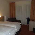 Schade's Wohlfuehlhotel מלון
